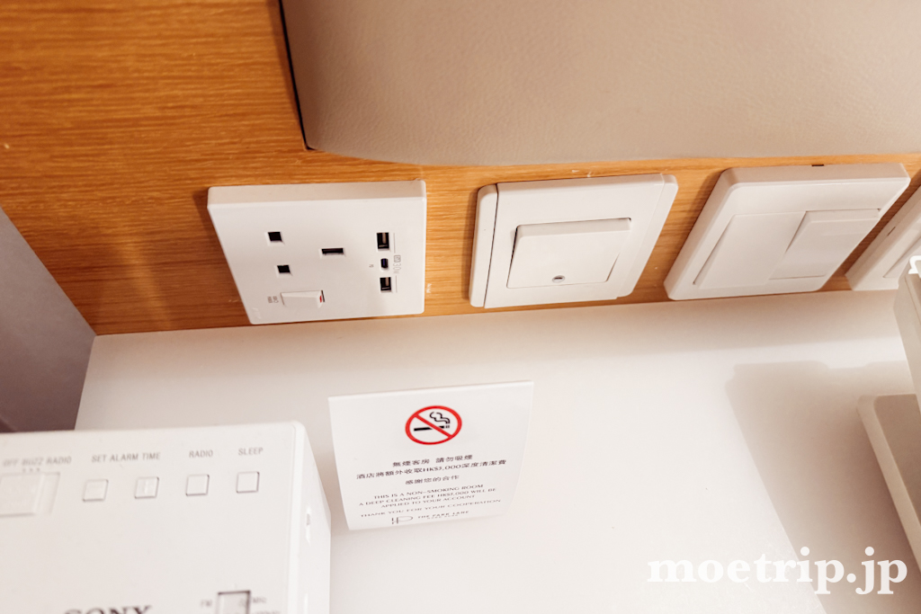 ベッドサイドのコンセントには、USB-AとUSB-Cのポートも付いていました。