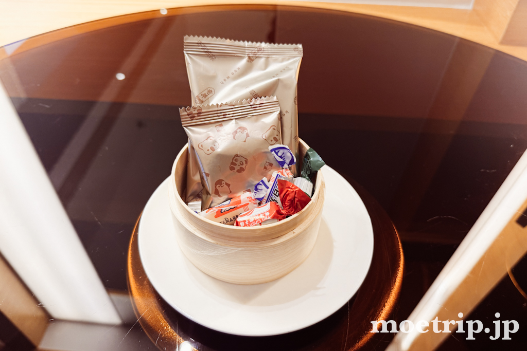 デスクにはキッズ向けのお菓子が入ったバスケットも置かれていました。