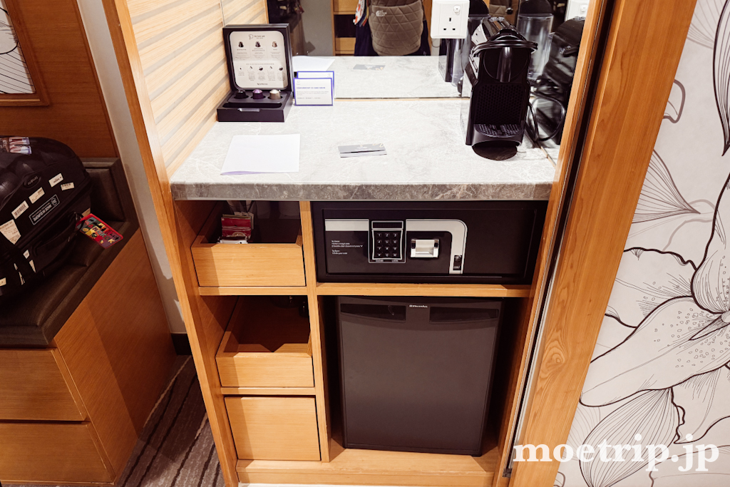 デスク下の収納には金庫とミニバーの冷蔵庫、部屋用のネスプレッソマシンが並んでいました。