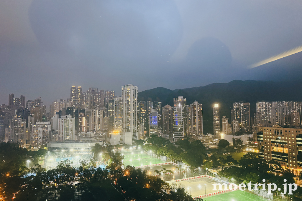 夜になると窓の外は香港の街並みがきらきら。ずっと見ていられる夜景だった。