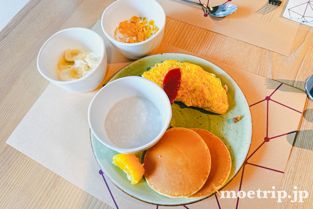 娘用に用意してもらったキッズプレート。パンケーキやフルーツ入りでした。