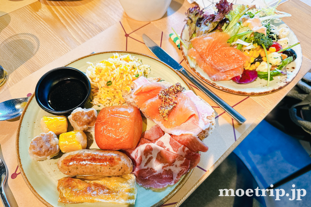 実際にいただいた朝食プレートです。サーモンや生ハム、サラダを盛り付けました。