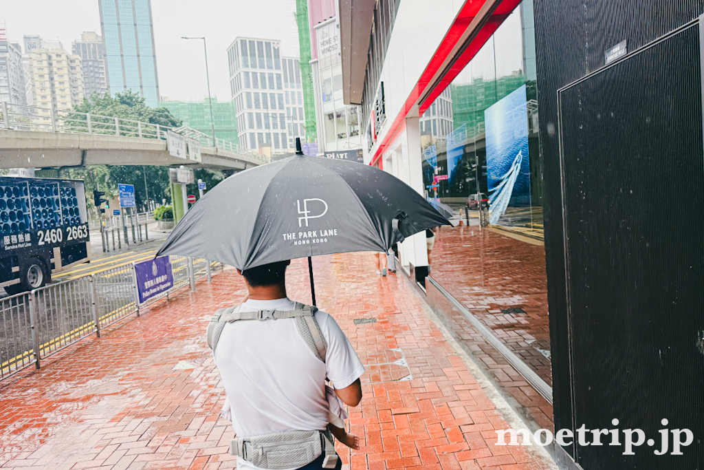 当日は雨模様。ホテルのロゴ入り傘を借りて外出しました。