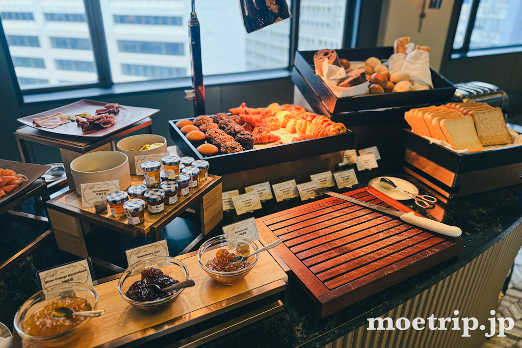 パンをその場でカットしてくれるコーナーもありました。