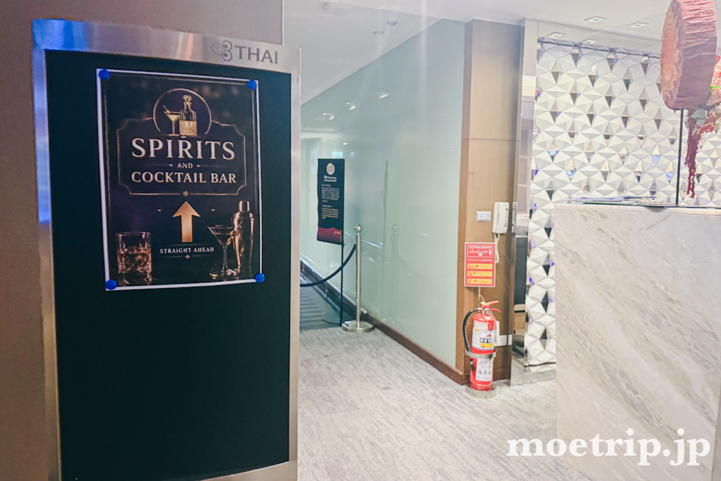 「SPIRITS AND COCKTAIL BAR」の案内。