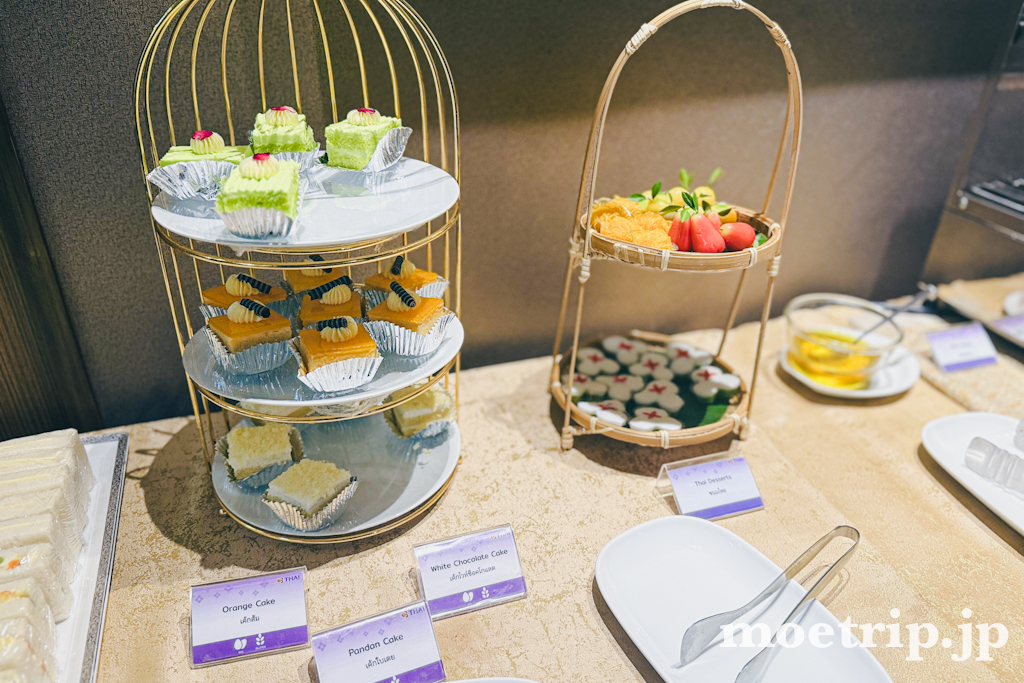 オレンジケーキ、パンダンケーキ、ホワイトチョコケーキ、タイのお菓子。