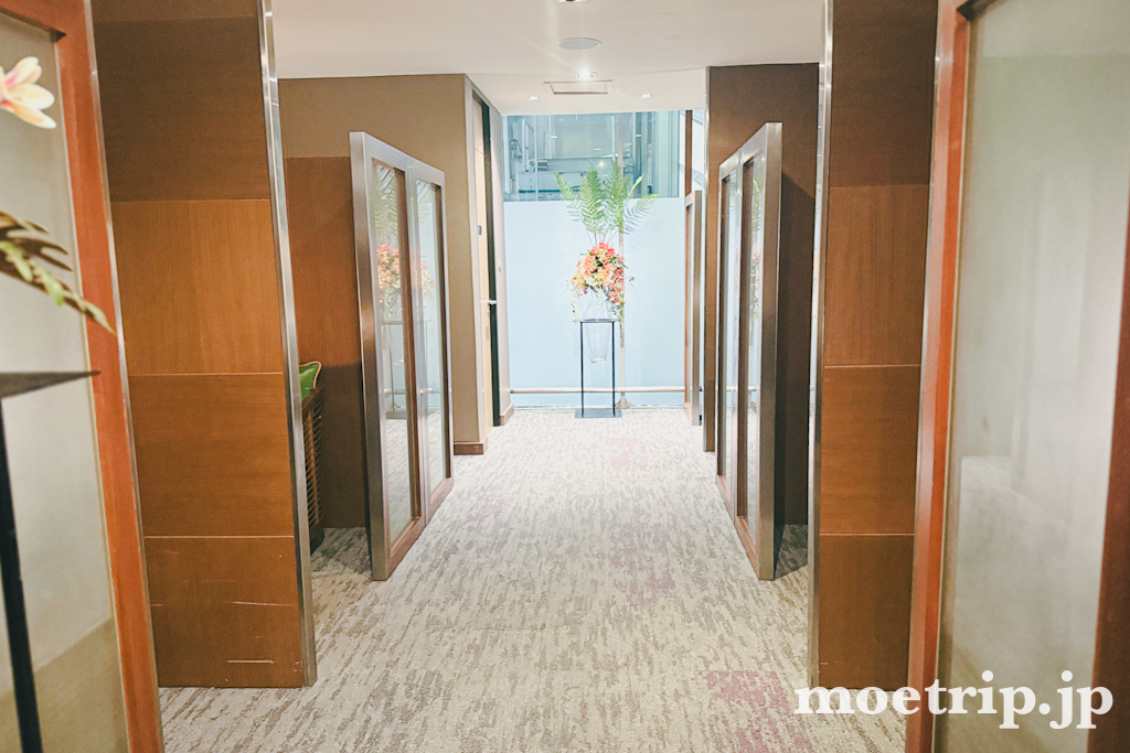 奥には小部屋が並ぶ通路がありました。