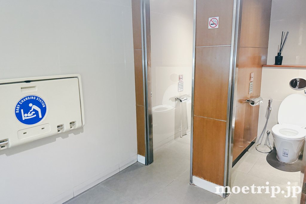 トイレにはおむつ替え台がありました。