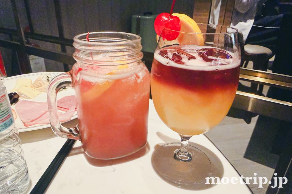 シグネチャーカクテル(右)とモクテル(左)。