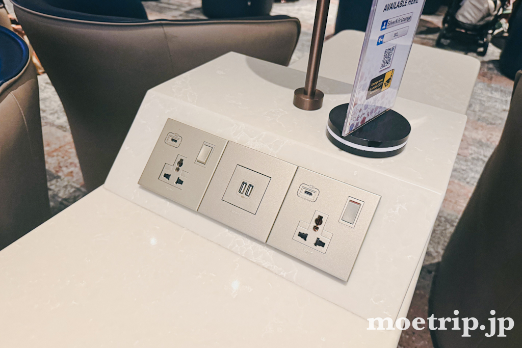 サイドテーブルにコンセントとUSBポート。