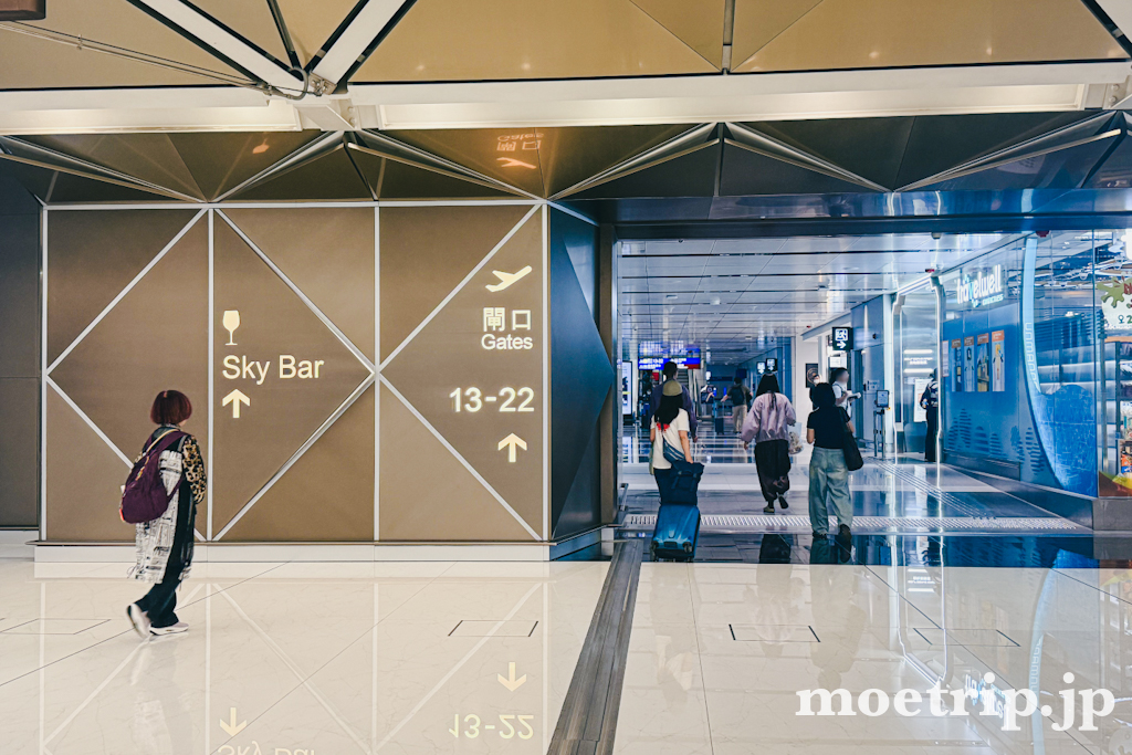 「Sky Bar」の案内が出てきたら、13〜22番ゲート方面へまっすぐ。