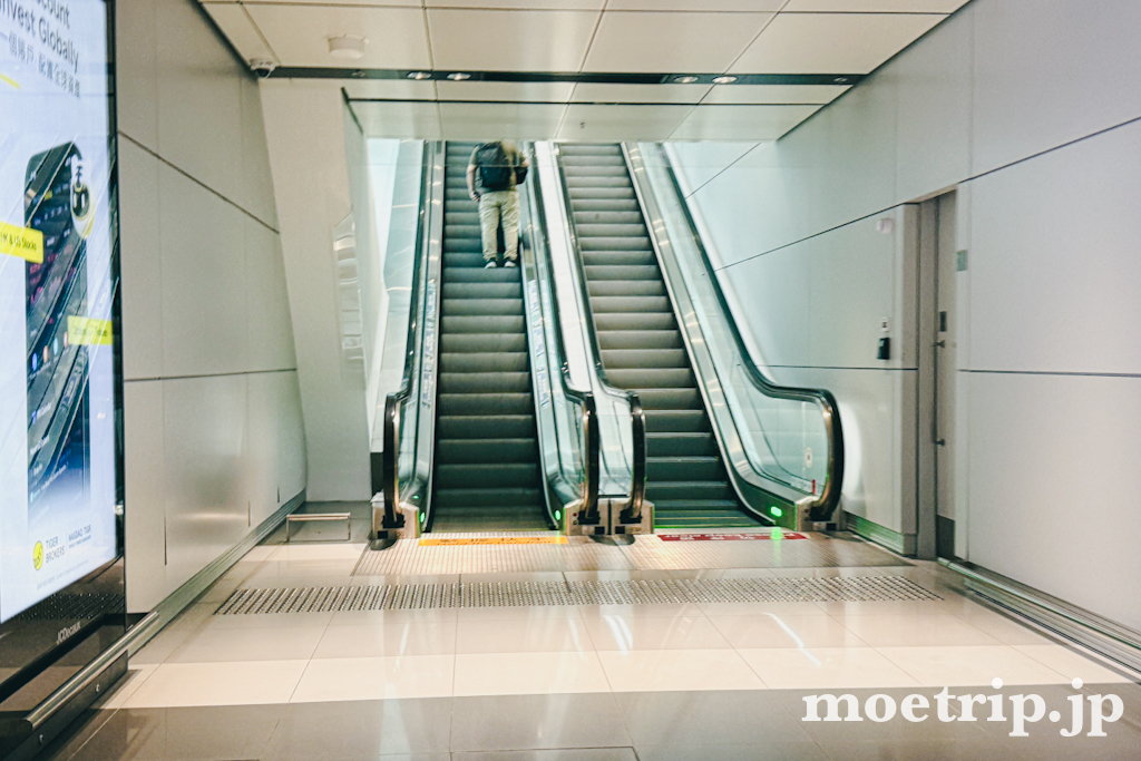 このエスカレーターで上の階（スカイブリッジ）へ。