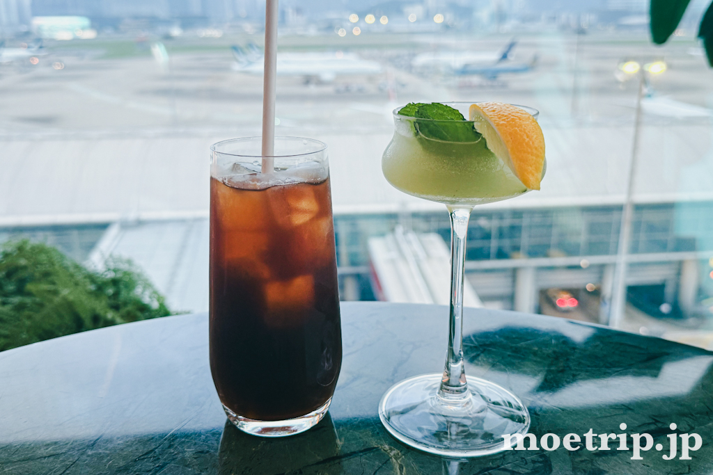 プライオリティパス専用メニューから、柚子のカクテル「Yuzu Spritz」。滑走路を見ながら乾杯できるのは、ここならでは。
