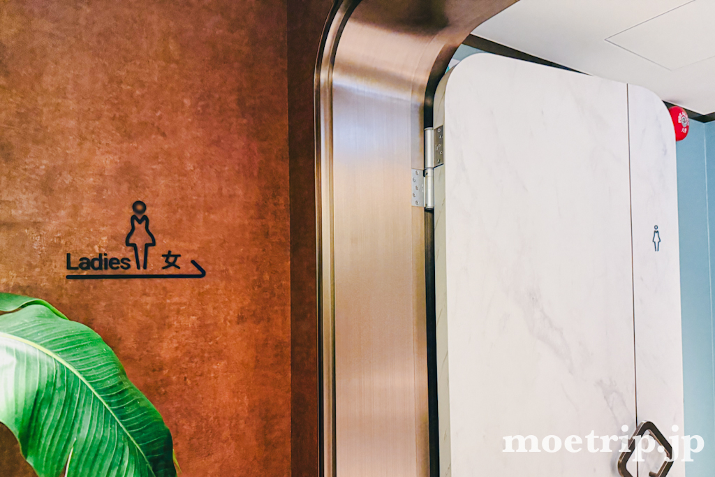 女性用トイレの入口。