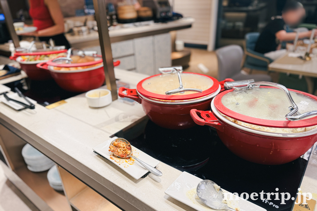 スープ類は大きな赤いお鍋で。