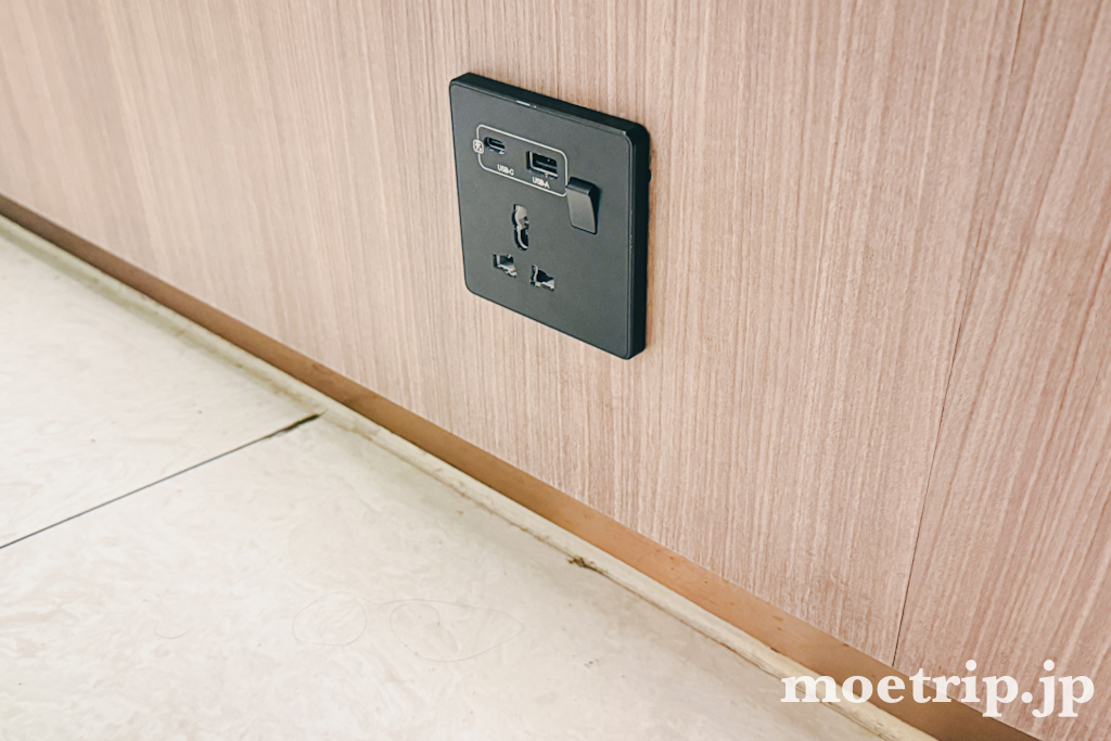 コンセントはマルチタイプ＋USB-C／USB-A。日本のプラグもそのまま挿せる形でした。