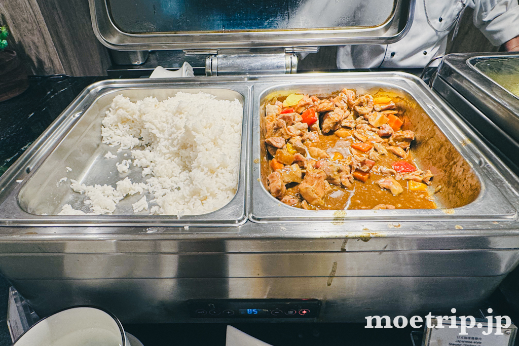 白ごはんとカレー。安定のおいしさ。