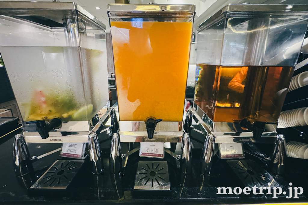 ジュースやお茶はセルフで。