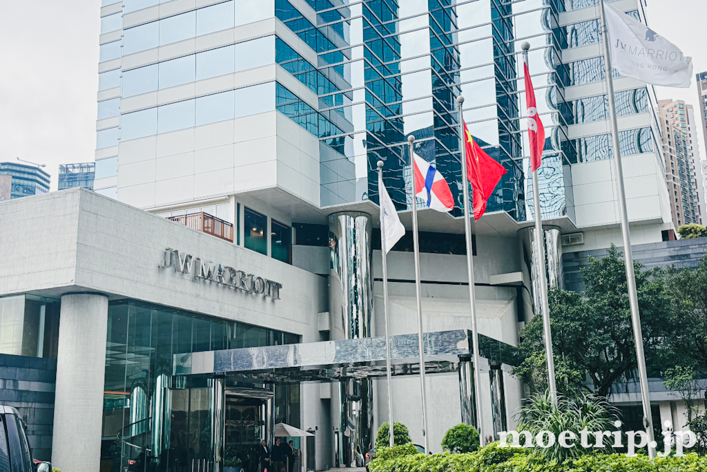 「JW MARRIOTT」の看板が見えてきました。パシフィック・プレイスの一角にあるホテルです。