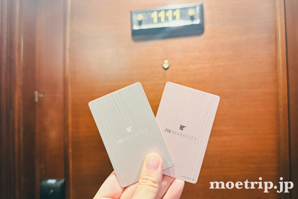 ルームキーはシンプルなJWマリオットのデザイン。お部屋は1111号室でした。