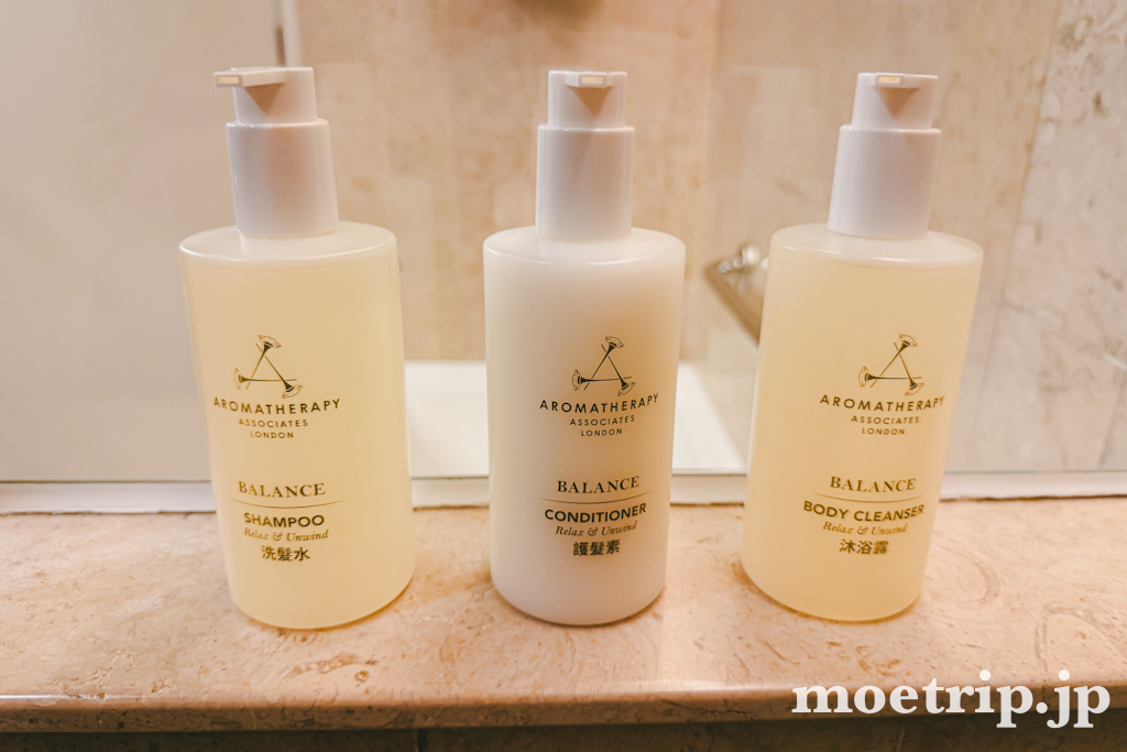 アメニティは「Aromatherapy Associates」。シャンプー・コンディショナー・ボディクレンザーの3本です。
