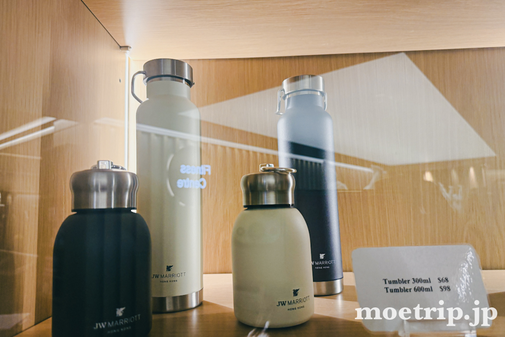 JWロゴ入りのタンブラーも販売されていました(300ml HK$68/600ml HK$98)。
