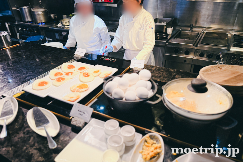 卵料理はシェフがその場で作ってくれます。