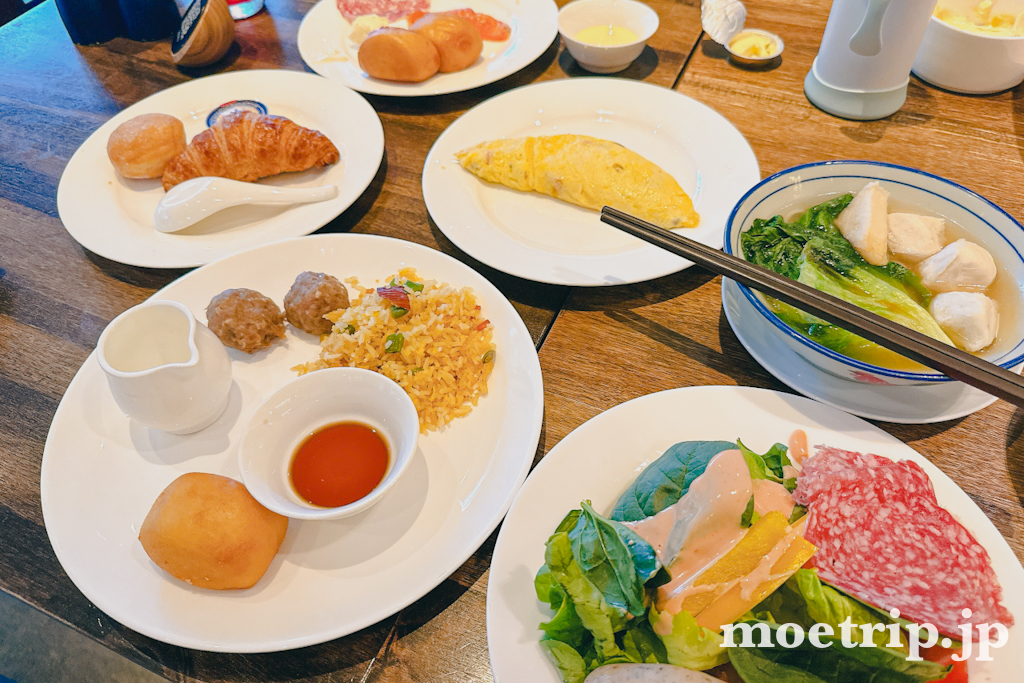実際にいただいた朝食。オムレツ・ワンタンスープ・点心・チャーハンなど、朝からしっかり食べちゃいました。