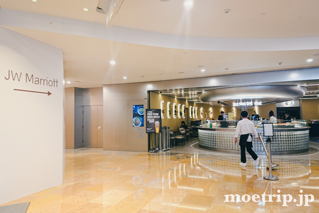 「JW Marriott →」の案内板が出てくるので、それに沿って進みます。