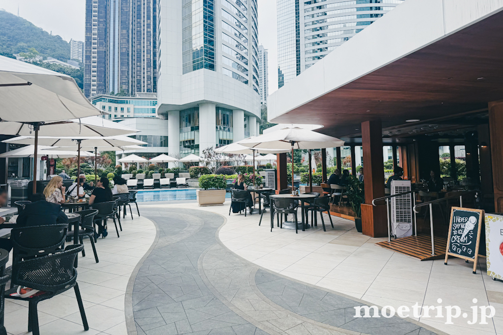 プールサイドのPool Lounge。軽食やドリンクも楽しめます。